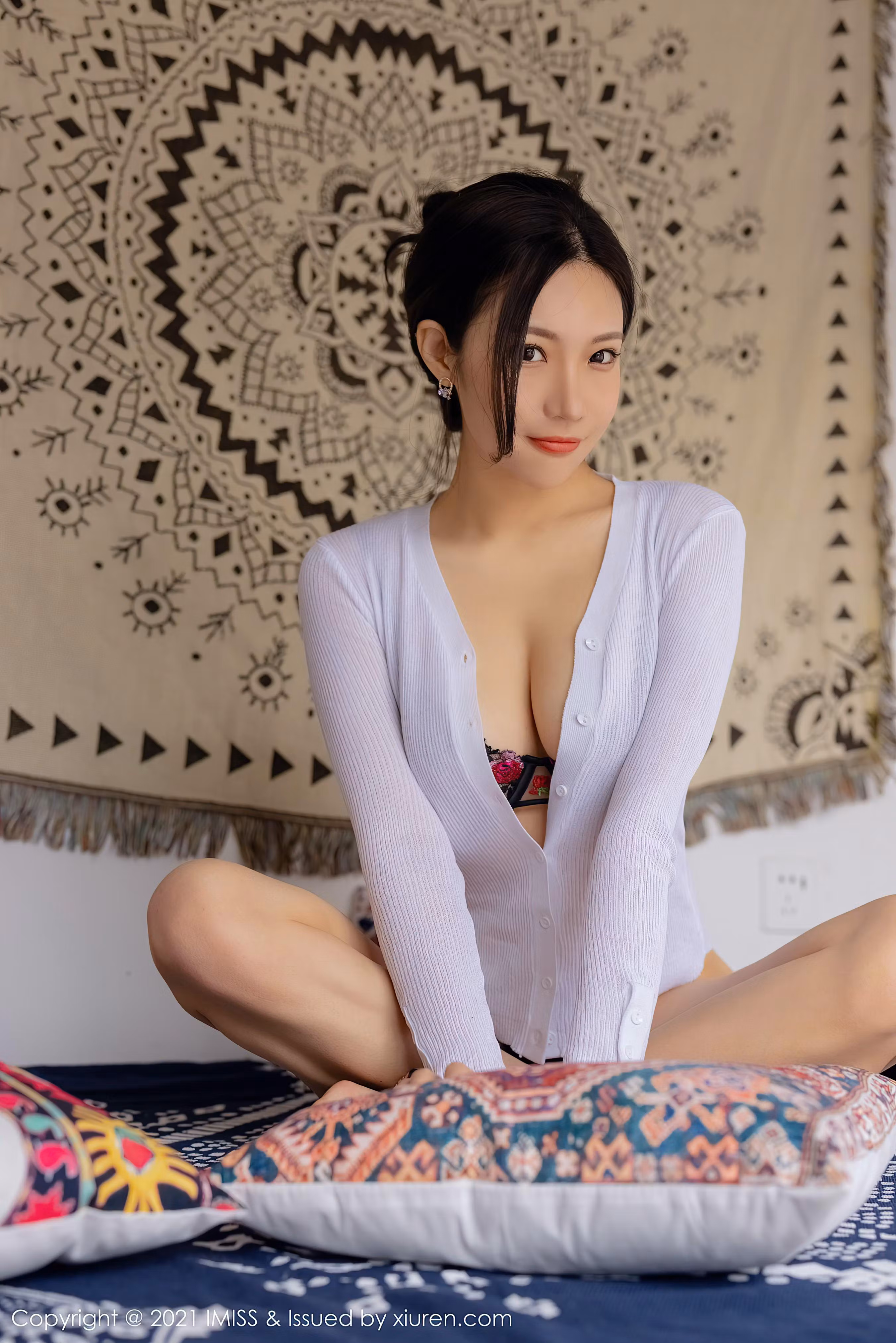 小狐狸Kathryn黑色包臀裙搭配红底高跟鞋姿态